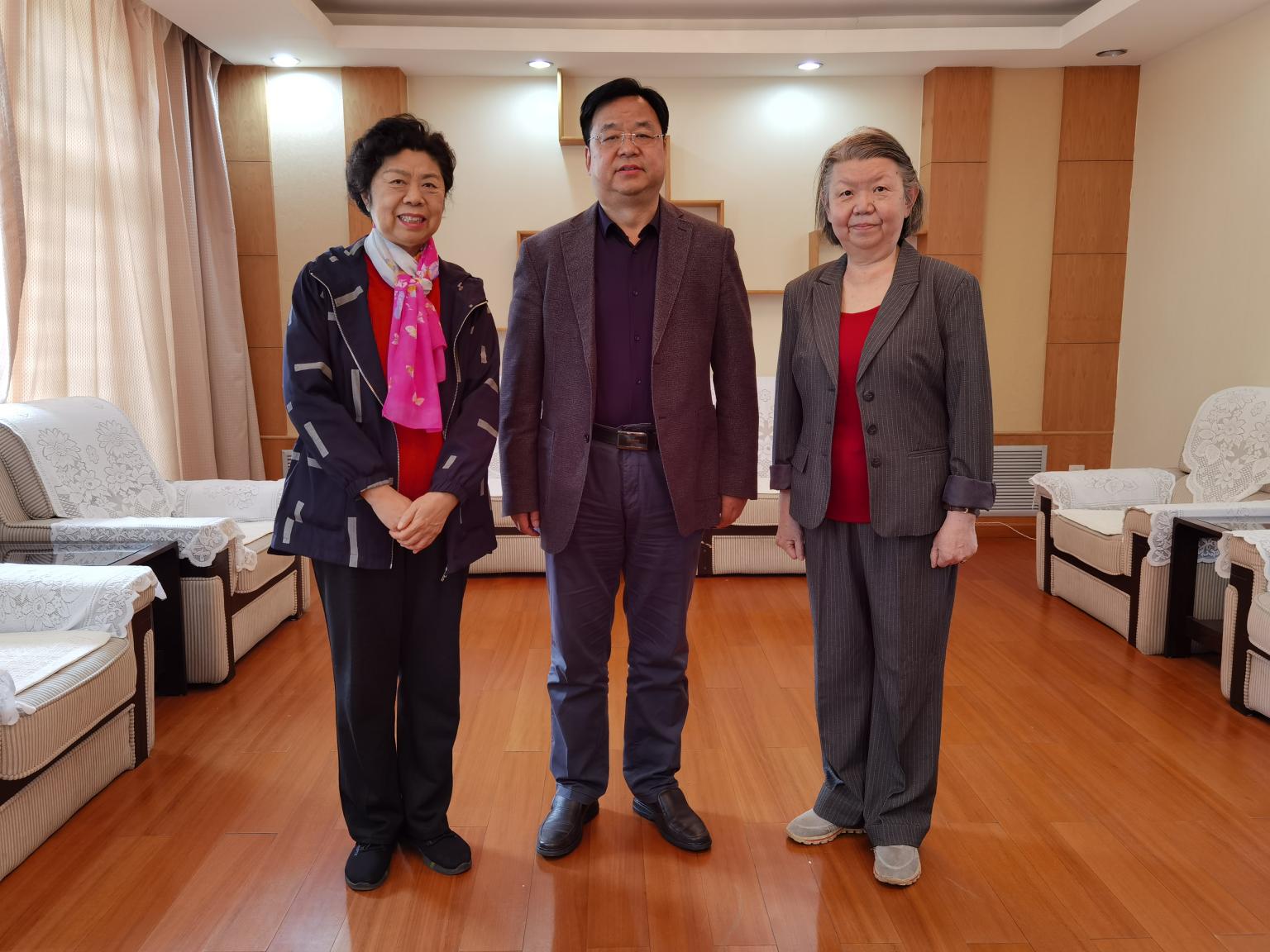 刚文哲书记接见红军后代赵珈珈、杨秋华 刚文哲书记接见红军后代赵珈珈、杨秋华